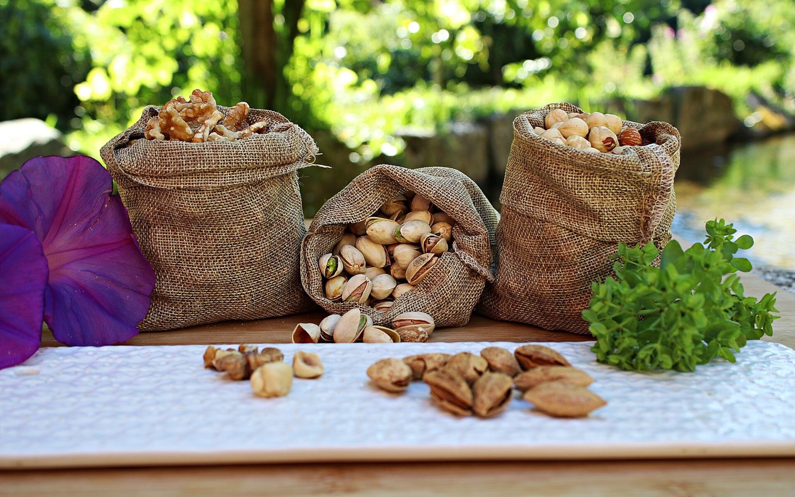 Castanhas e Nozes em sacas sobre uma mesa