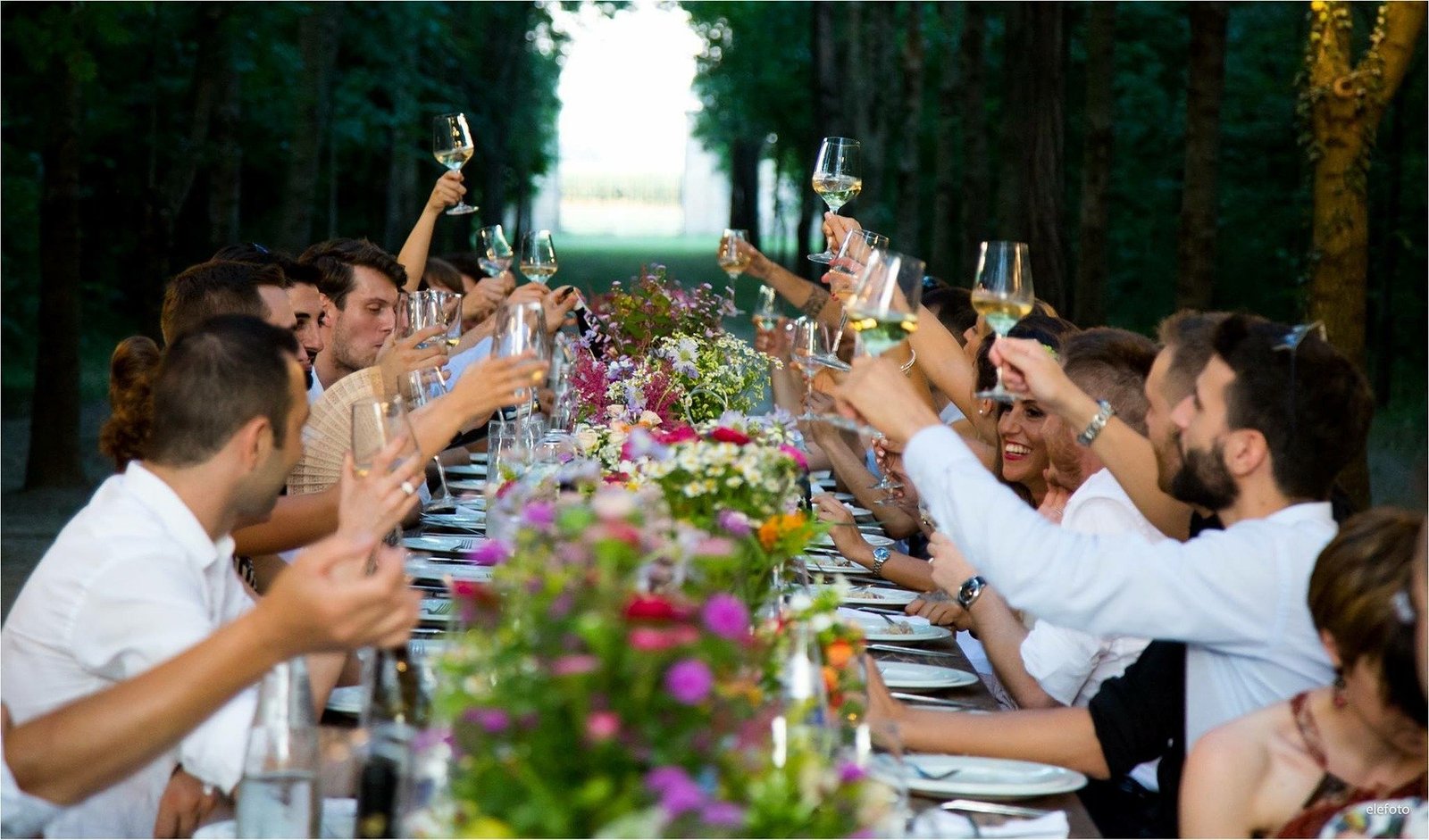 Pessoas celebrando em uma mesa